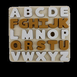 Nahrungsmittelgrad-Kindersilikon-Puzzlespiel mit Buchstabe-Alphabet-Form