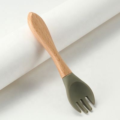 Nahrung ordnen die Silikon-Gabeln und Löffel, die mit Holzgriff hitzebeständig sind
