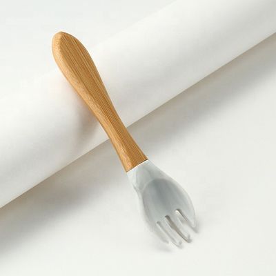 Nahrung ordnen die Silikon-Gabeln und Löffel, die mit Holzgriff hitzebeständig sind