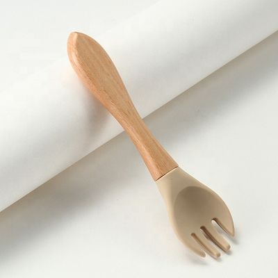 Nahrung ordnen die Silikon-Gabeln und Löffel, die mit Holzgriff hitzebeständig sind