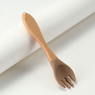 Nahrung ordnen die Silikon-Gabeln und Löffel, die mit Holzgriff hitzebeständig sind