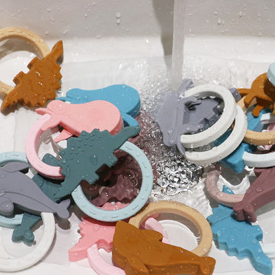 Form Karikatur-Silikon-Baby Beißring Toy With Penguin Unicorn Raccoon