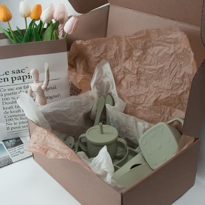 Maßgeschneiderte Box für Kleinkinder Silikon-Tischgeschirr Set mit Tasse Teller Schüssel Löffel Gabel Bib