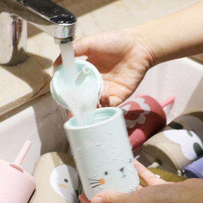 Flexible, BPA-freie, langlebige Silikon-Tasse für Kinder mit Stroh und Deckel für ein komfortables Fütterungs-Erlebnis