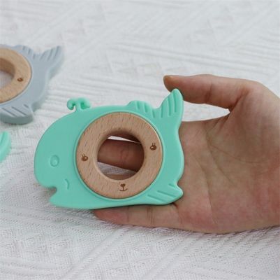 Multifunktionales Silikon-Babytandhalter mit zersetzbarem Zahnring aus Holz