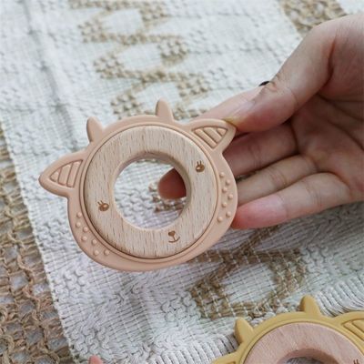 Multifunktionales Silikon-Babytandhalter mit zersetzbarem Zahnring aus Holz