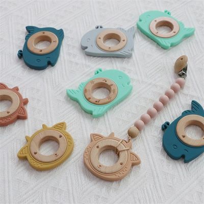 Multifunktionales Silikon-Babytandhalter mit zersetzbarem Zahnring aus Holz