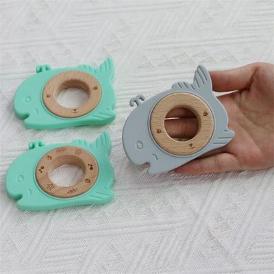 Multifunktionales Silikon-Babytandhalter mit zersetzbarem Zahnring aus Holz