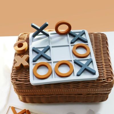 MOQ 50 Sets Silikon XO Tic Tac Toe Puzzle Anpassungsfähige Logofarben BPA-frei CE-Zertifikat Silikonspielzeug