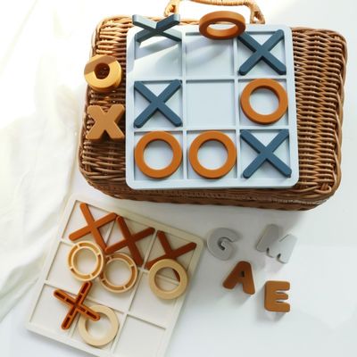 MOQ 50 Sets Silikon XO Tic Tac Toe Puzzle Anpassungsfähige Logofarben BPA-frei CE-Zertifikat Silikonspielzeug