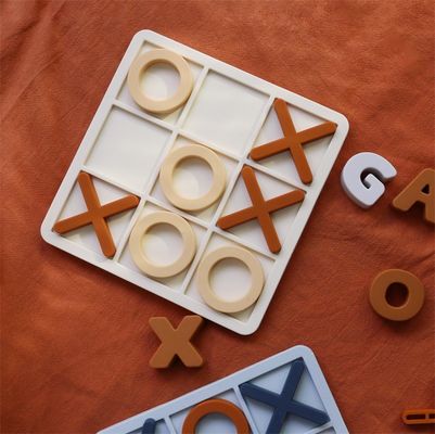 MOQ 50 Sets Silikon XO Tic Tac Toe Puzzle Anpassungsfähige Logofarben BPA-frei CE-Zertifikat Silikonspielzeug