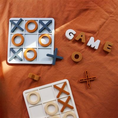 MOQ 50 Sets Silikon XO Tic Tac Toe Puzzle Anpassungsfähige Logofarben BPA-frei CE-Zertifikat Silikonspielzeug