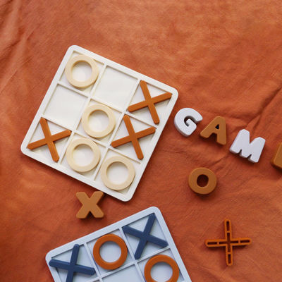 MOQ 50 Sets Silikon XO Tic Tac Toe Puzzle Anpassungsfähige Logofarben BPA-frei CE-Zertifikat Silikonspielzeug