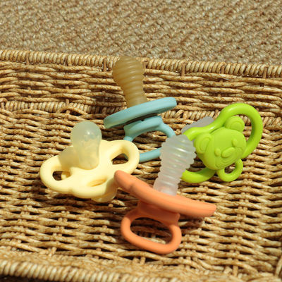 Großhandel verschiedene Farben auf Lager schnelle Lieferung frei von BPA Baby Zähne beruhigend Kind weiches Silicone Schnuller