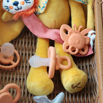 Großhandel verschiedene Farben auf Lager schnelle Lieferung frei von BPA Baby Zähne beruhigend Kind weiches Silicone Schnuller